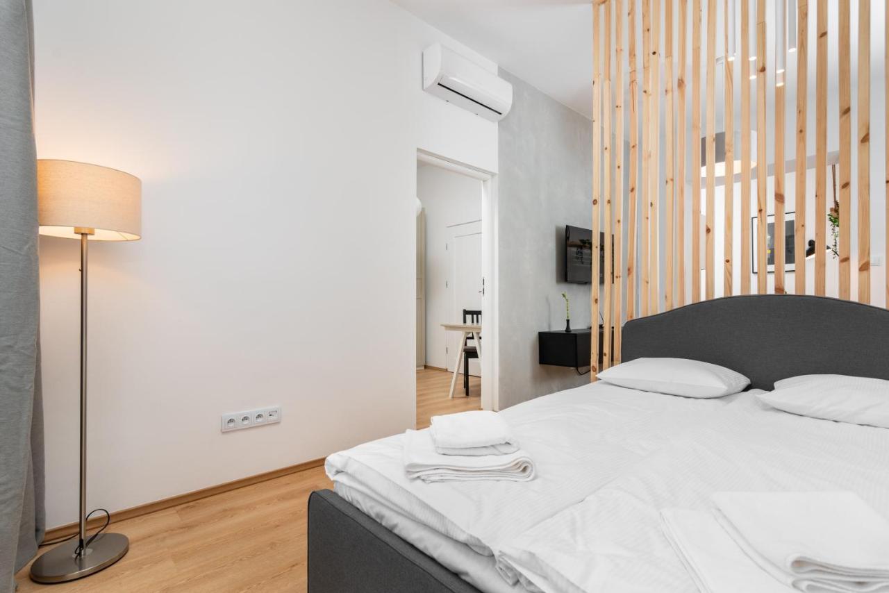 Modern Centrally Located Apartments - By Upstairs Kraków Exteriör bild